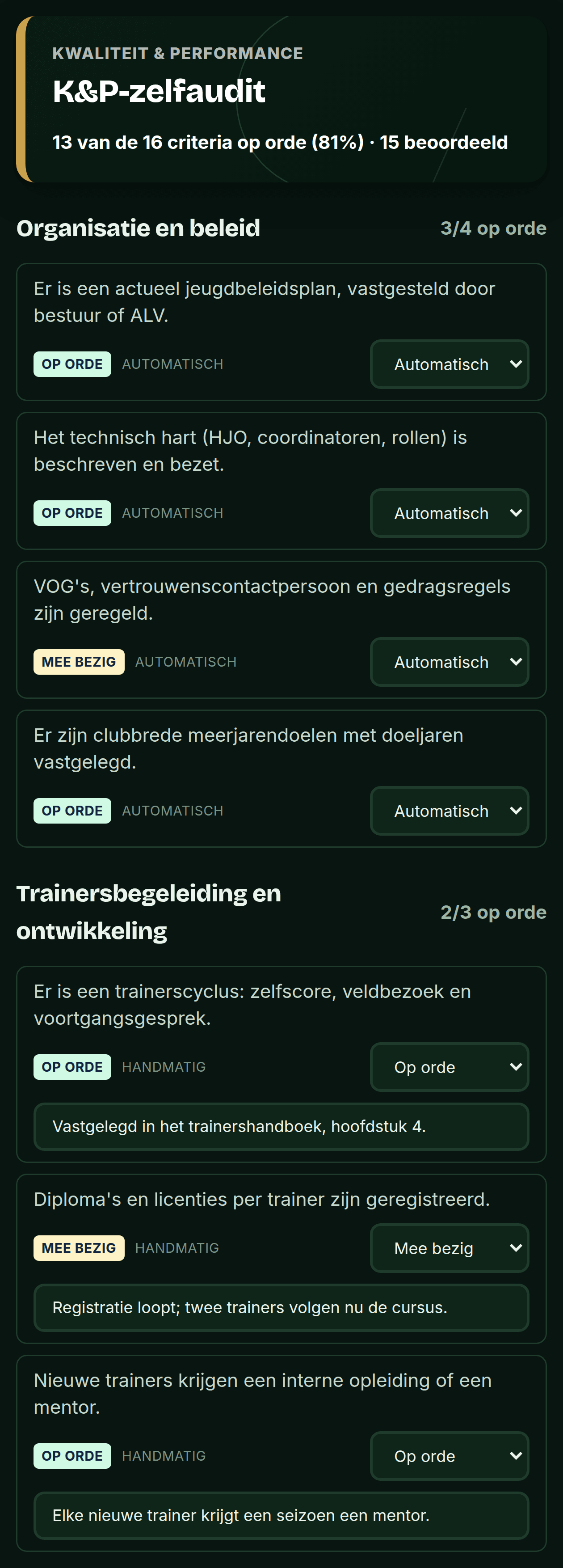 PlusXI-scherm: de KNVB K&P-zelfaudit met per criterium een status die de app grotendeels zelf invult.