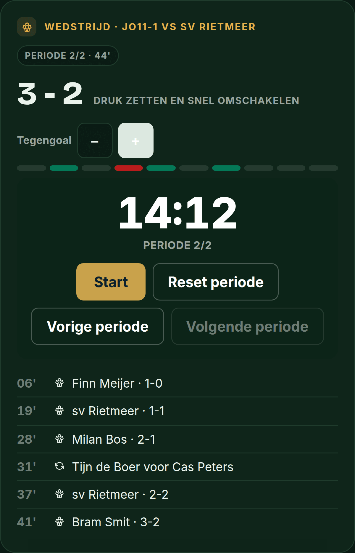 PlusXI-scherm: de live wedstrijd met de stand, de verlooplijn, de klok en de feed van goals en wissels met de minuut.